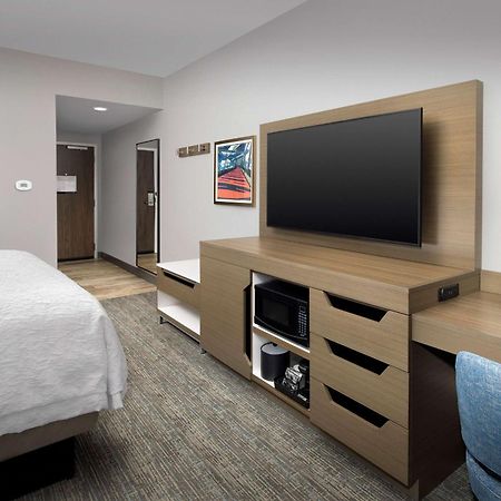 Hampton Inn Boston Logan Airport Челси Экстерьер фото