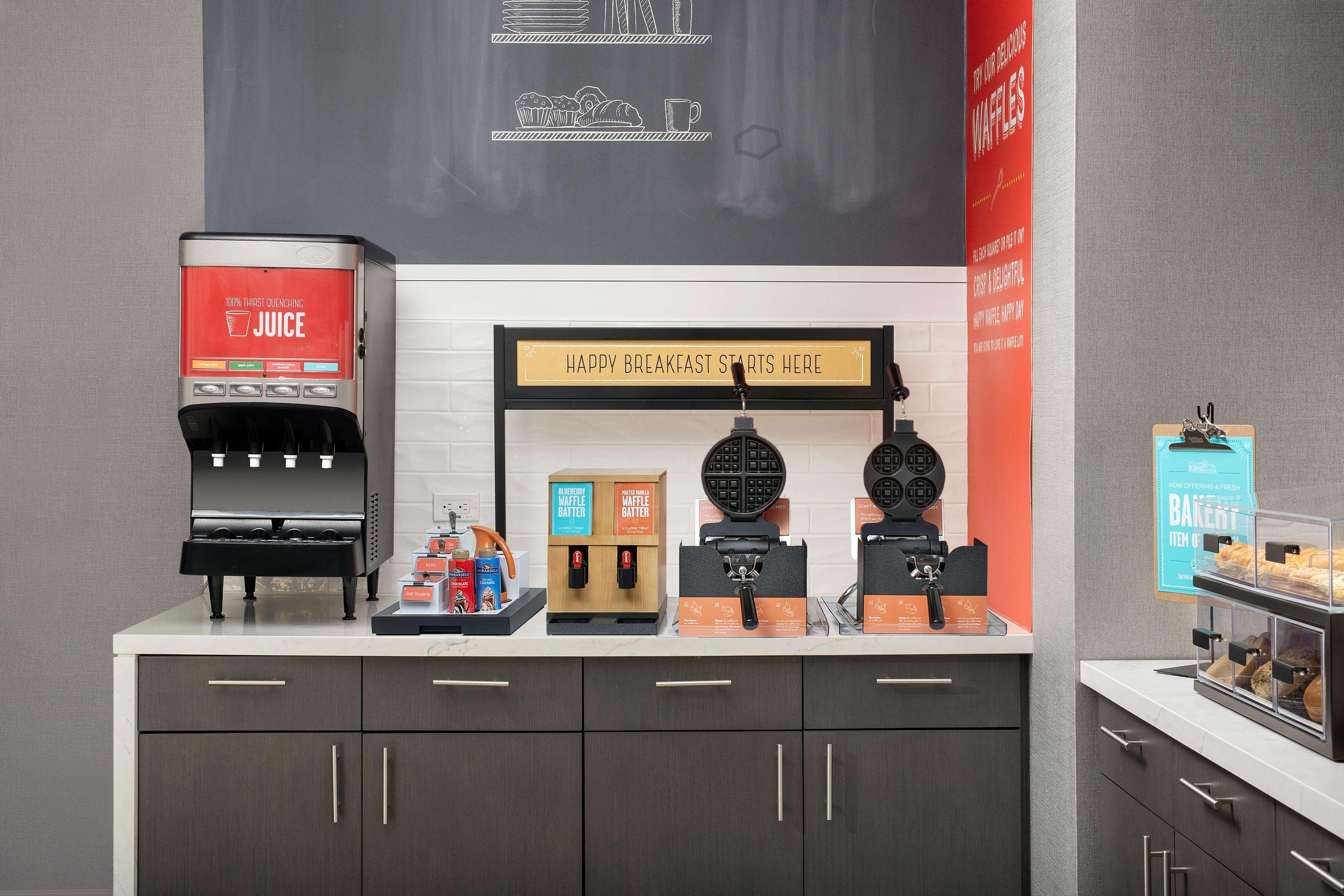 Hampton Inn Boston Logan Airport Челси Экстерьер фото