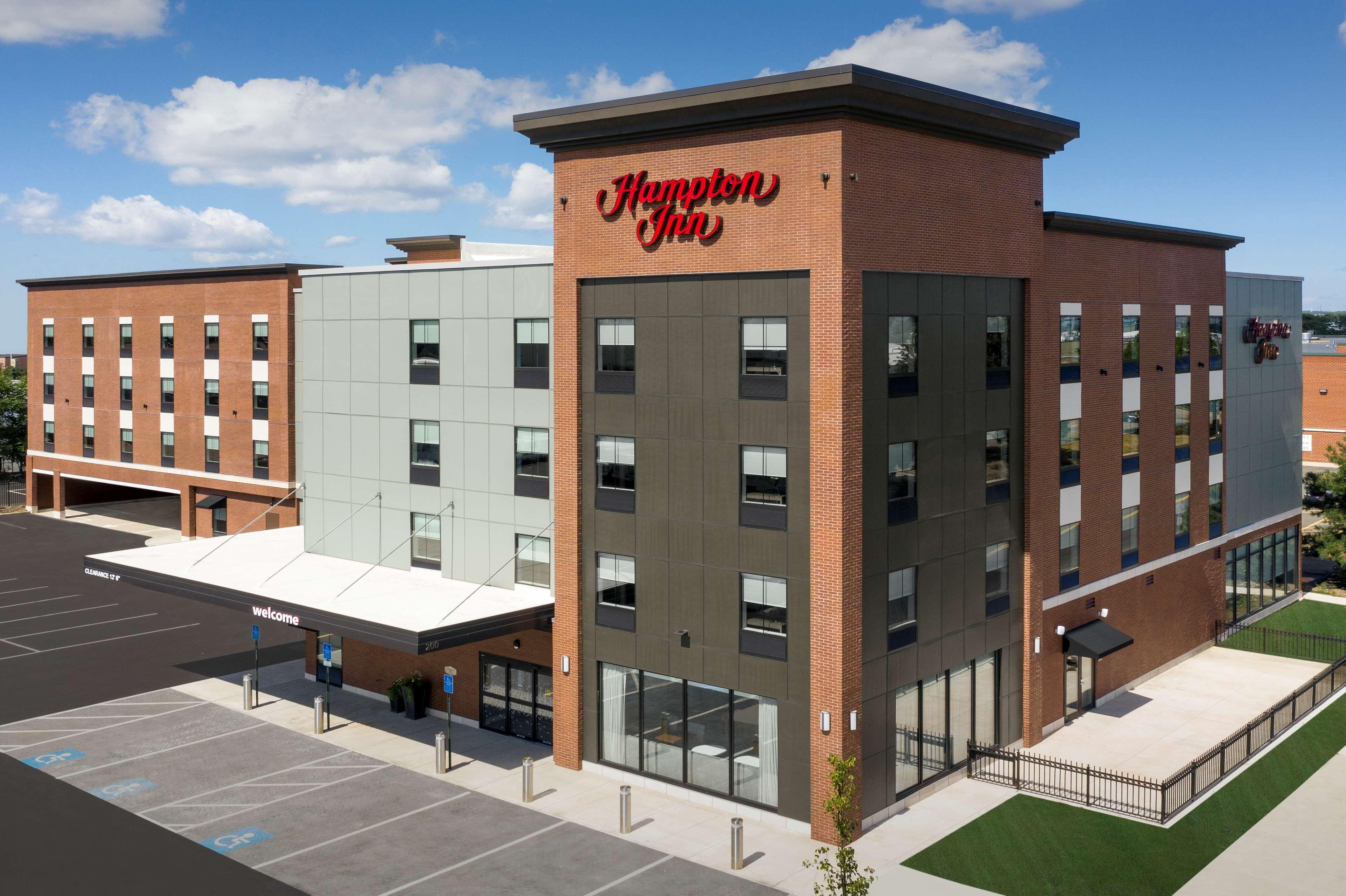 Hampton Inn Boston Logan Airport Челси Экстерьер фото