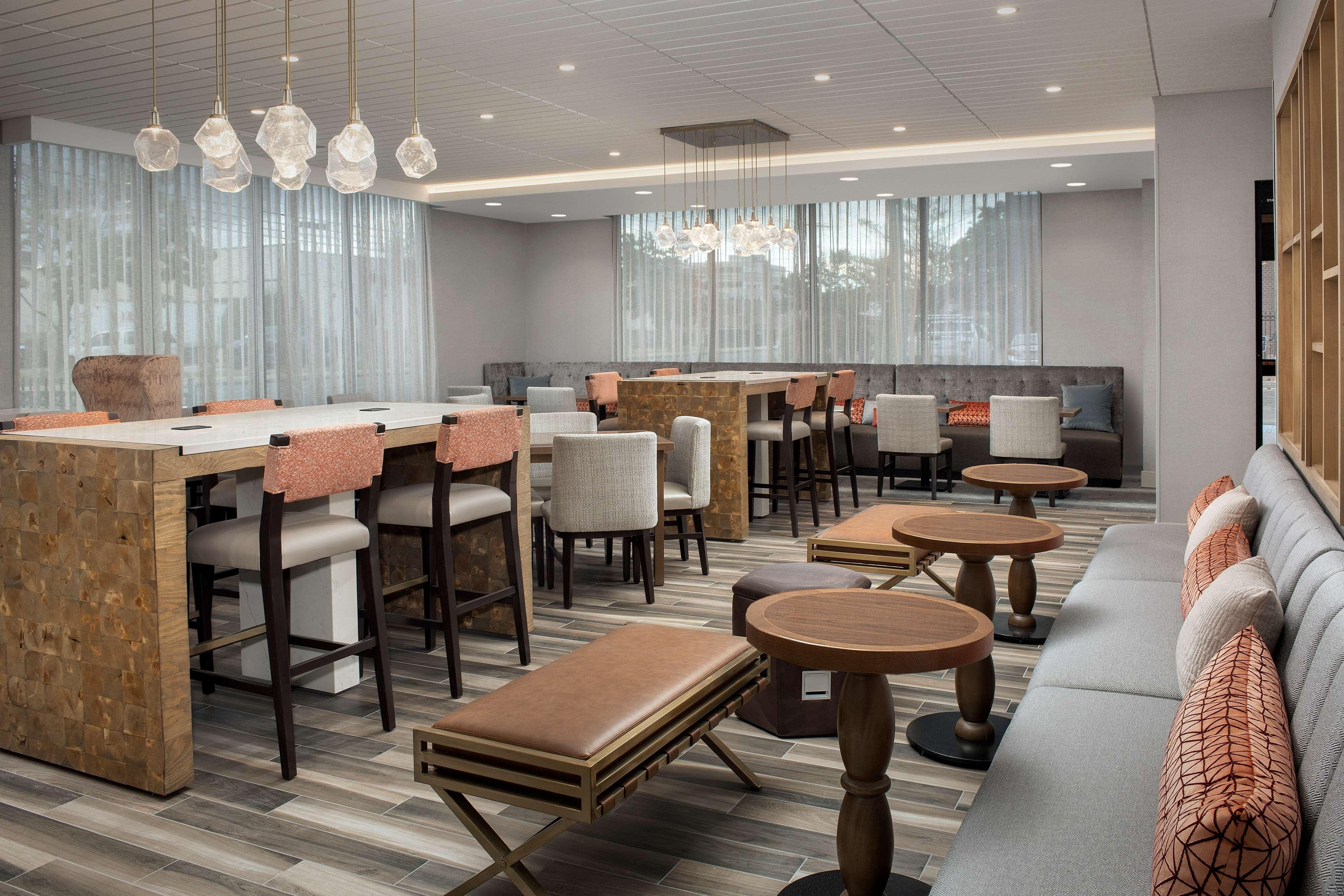 Hampton Inn Boston Logan Airport Челси Экстерьер фото