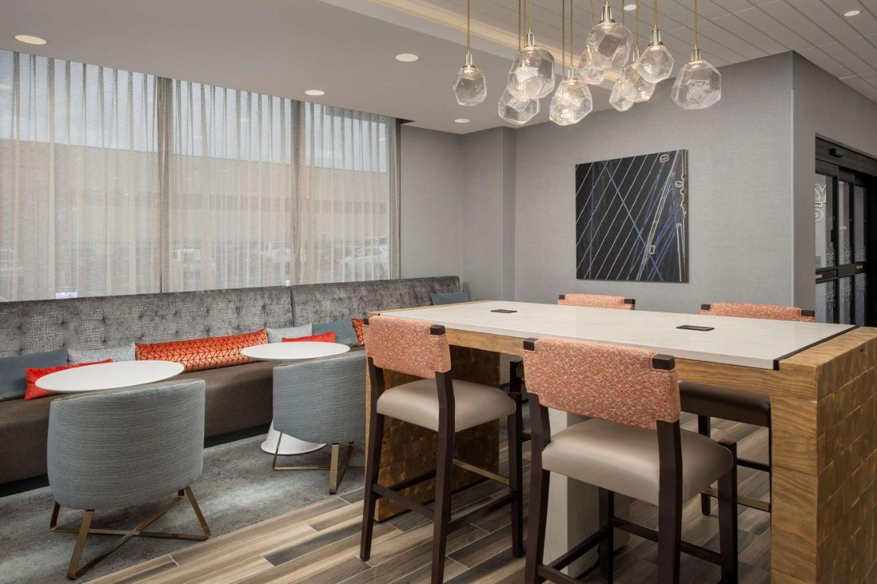 Hampton Inn Boston Logan Airport Челси Экстерьер фото