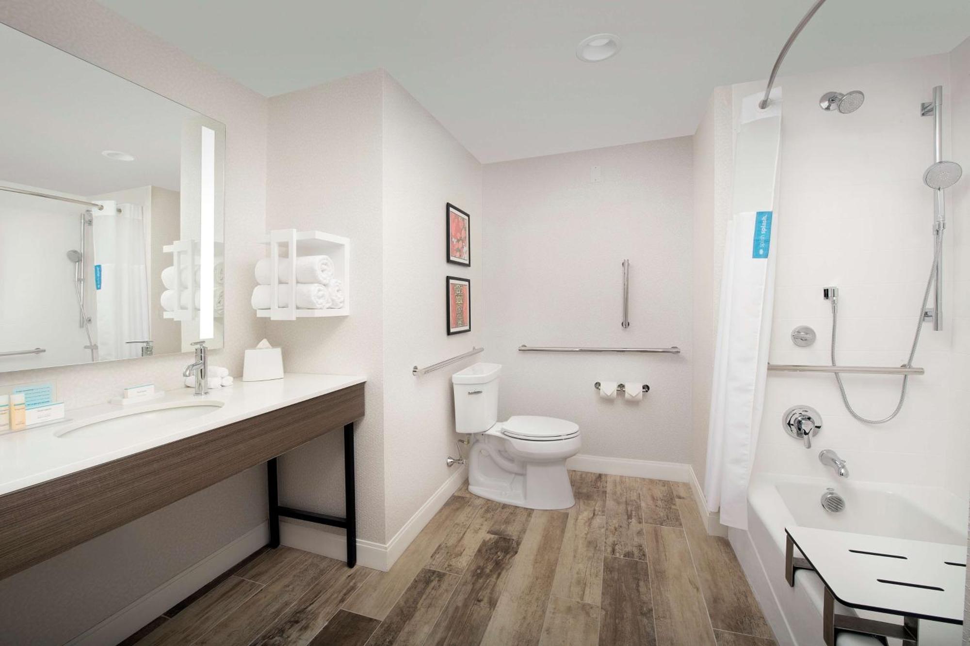 Hampton Inn Boston Logan Airport Челси Экстерьер фото