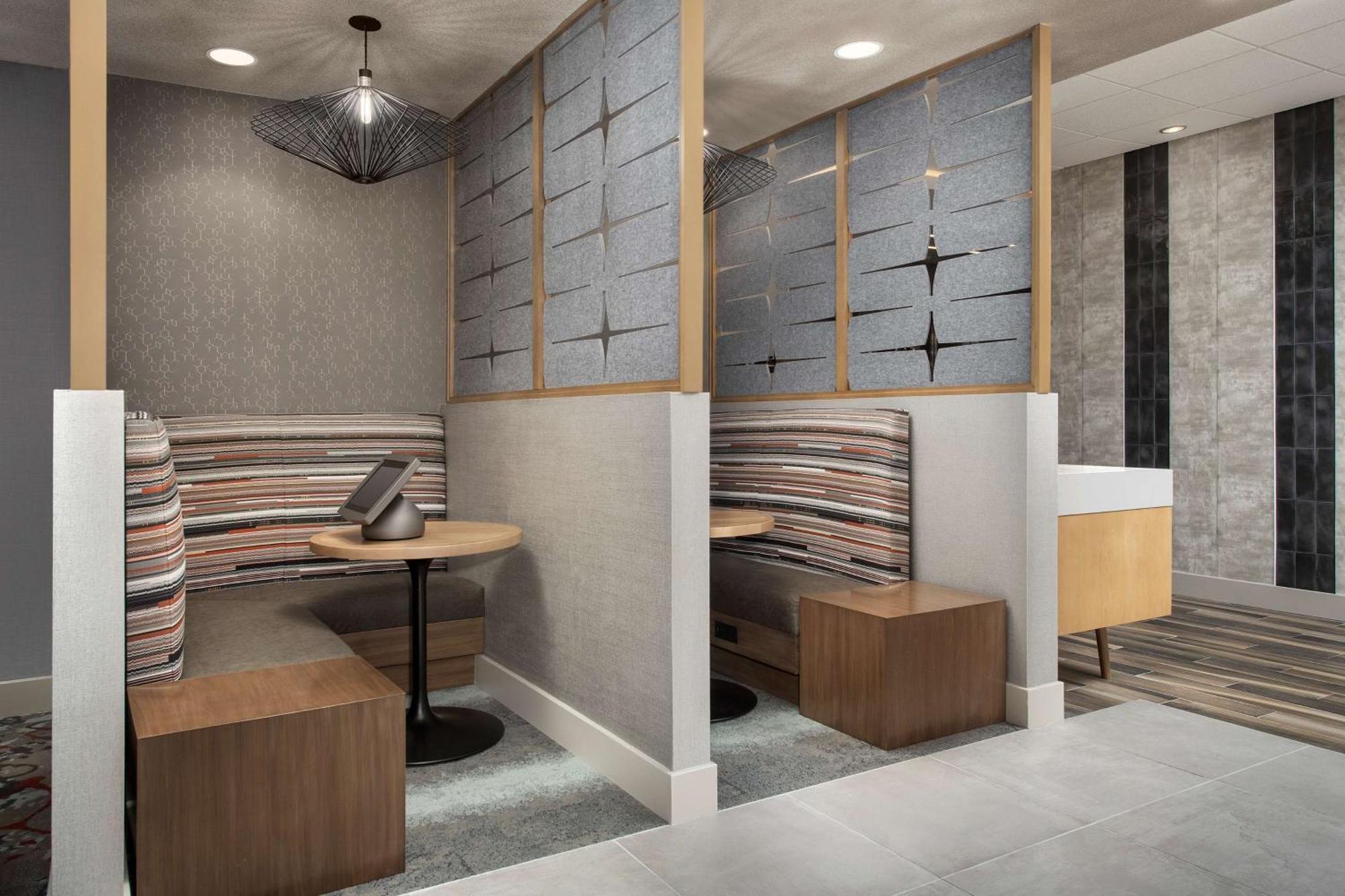 Hampton Inn Boston Logan Airport Челси Экстерьер фото