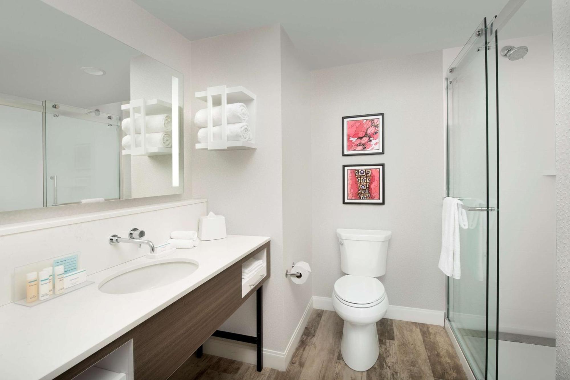 Hampton Inn Boston Logan Airport Челси Экстерьер фото