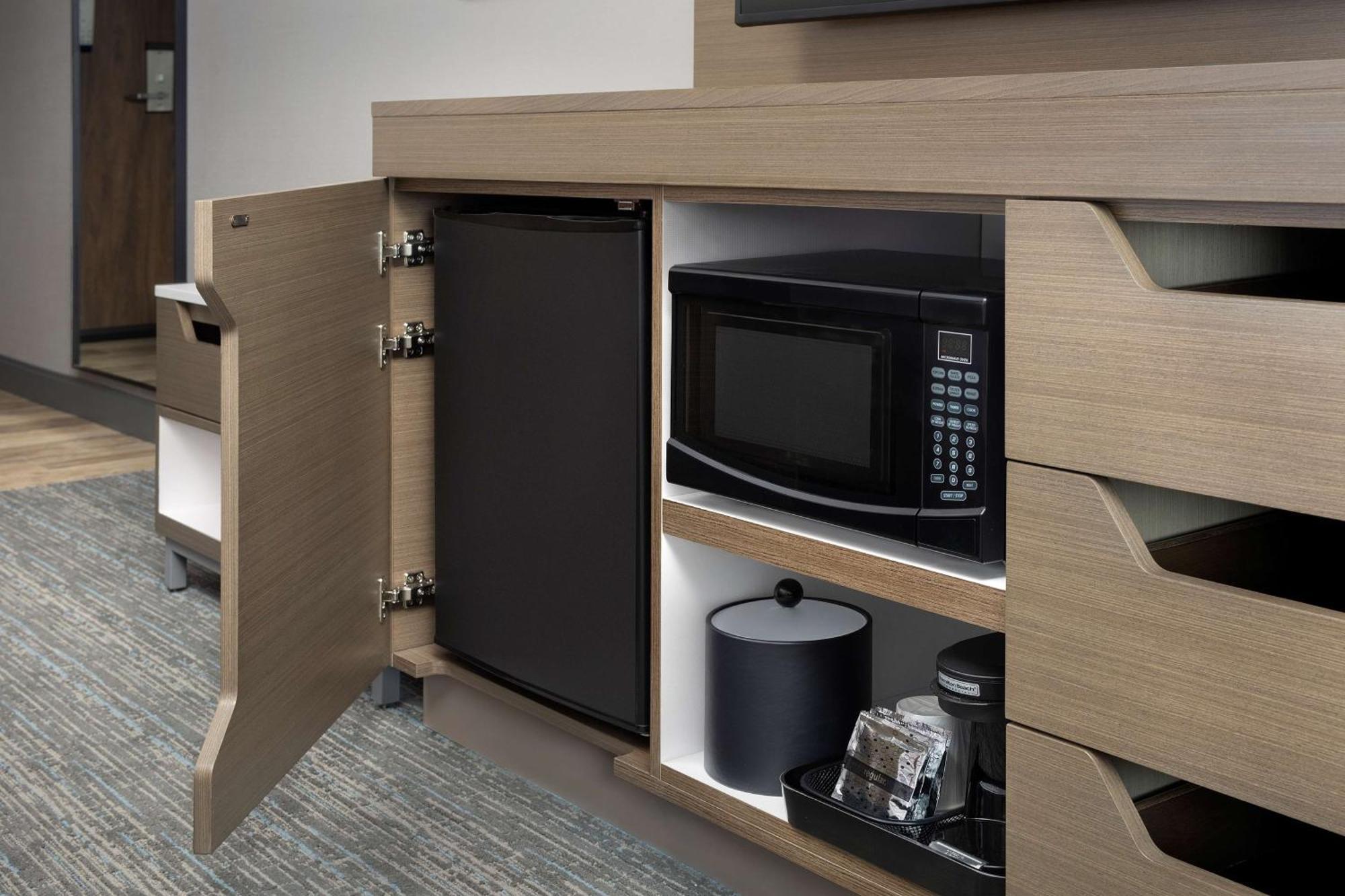 Hampton Inn Boston Logan Airport Челси Экстерьер фото