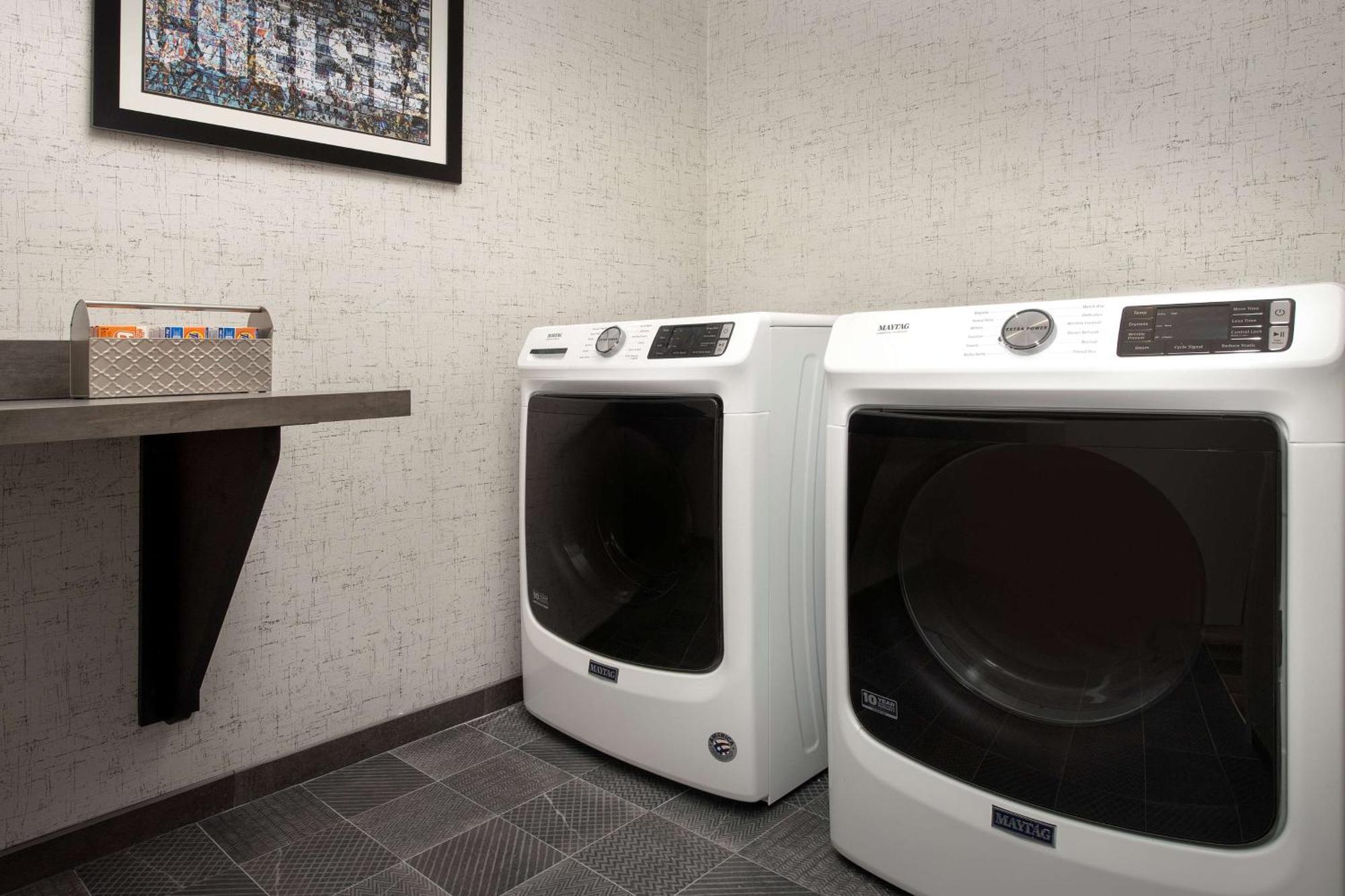 Hampton Inn Boston Logan Airport Челси Экстерьер фото