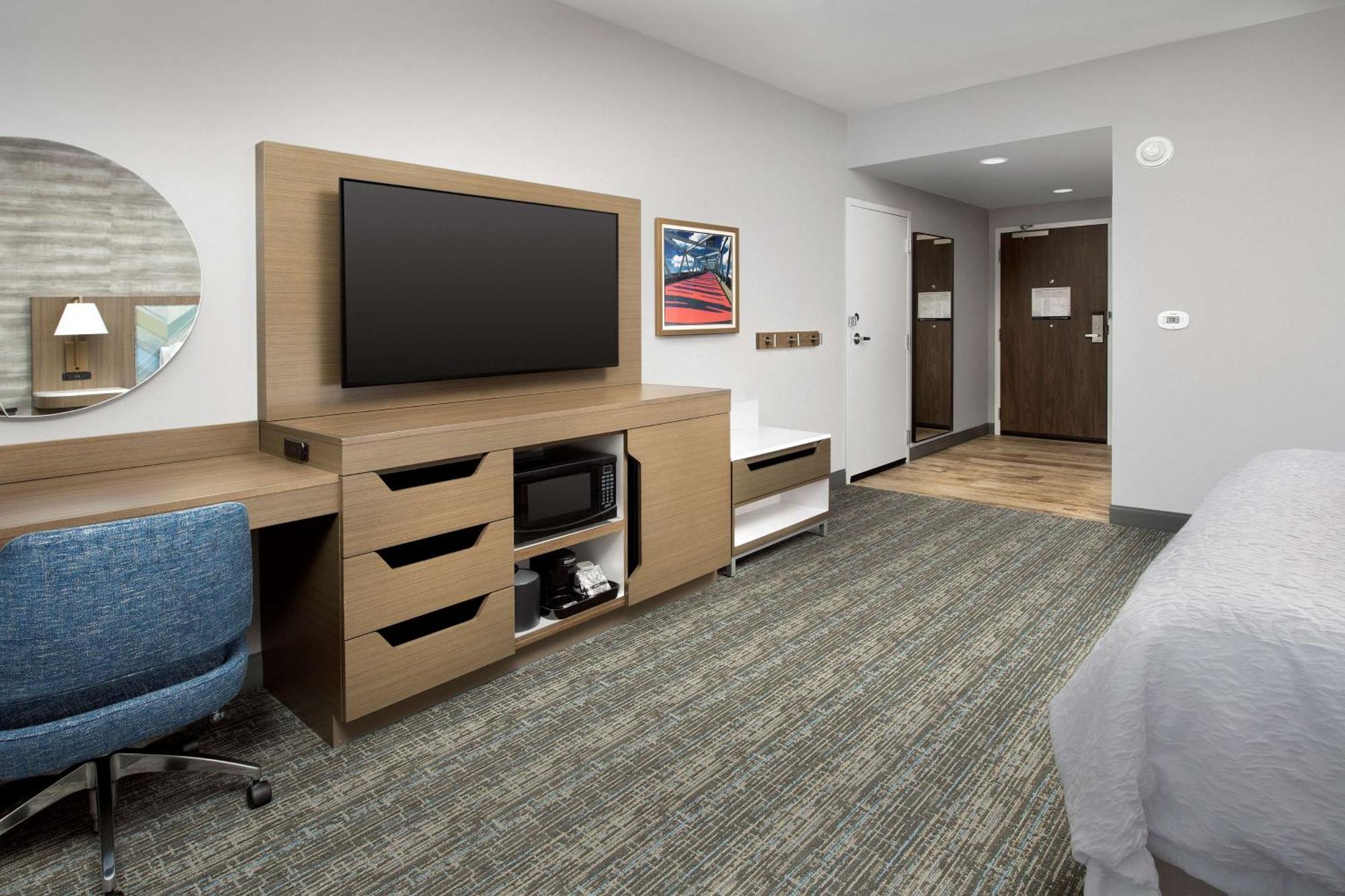 Hampton Inn Boston Logan Airport Челси Экстерьер фото